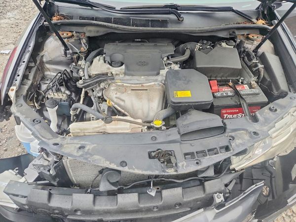 2014 TOYOTA CAMRY — Engine bay