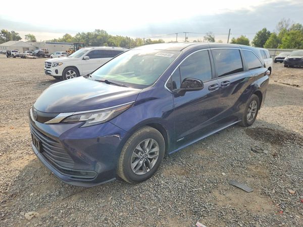 2021 TOYOTA SIENNA — Front 3/4