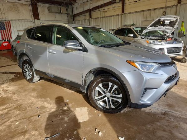 2018 TOYOTA RAV4 LE — Passenger 3/4