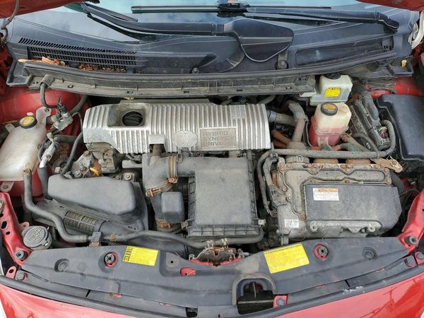 2013 TOYOTA PRIUS — Engine bay