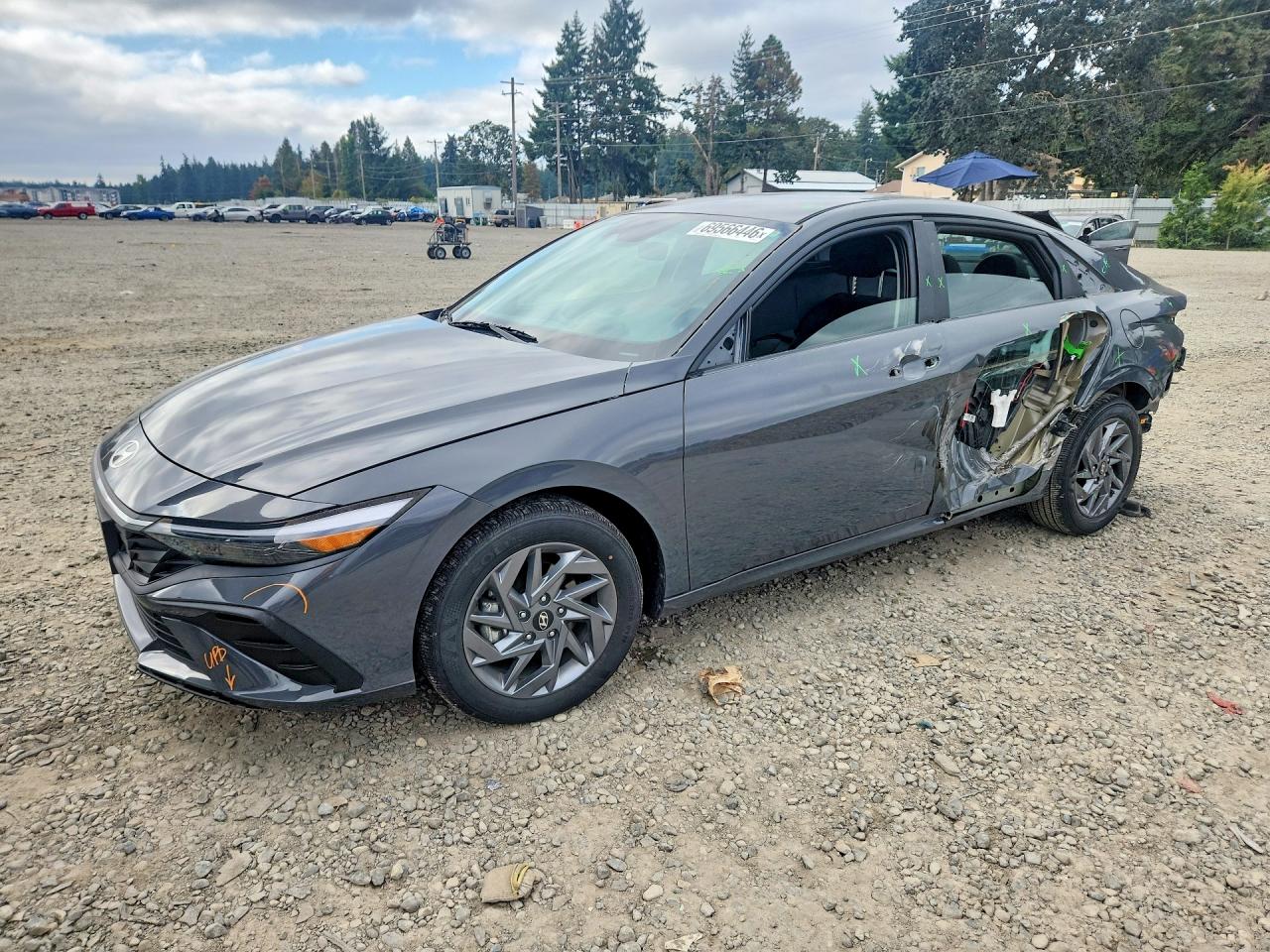 2024 HYUNDAI ELANTRA Blue — Front 3/4