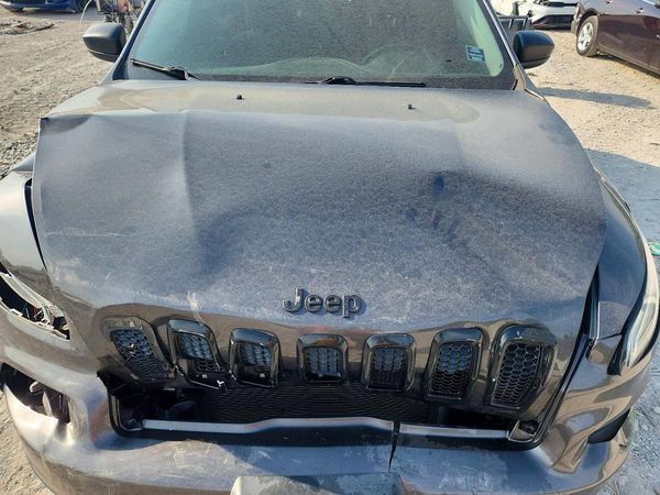 2017 JEEP CHEROKEE Sport — Engine bay