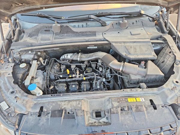 2017 LAND ROVER DISCOVERY HSE — Engine bay