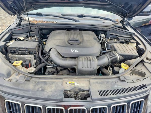 2014 JEEP CHEROKEE Laredo — Engine bay