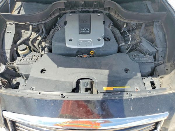 2013 INFINITI FX37 — Engine bay