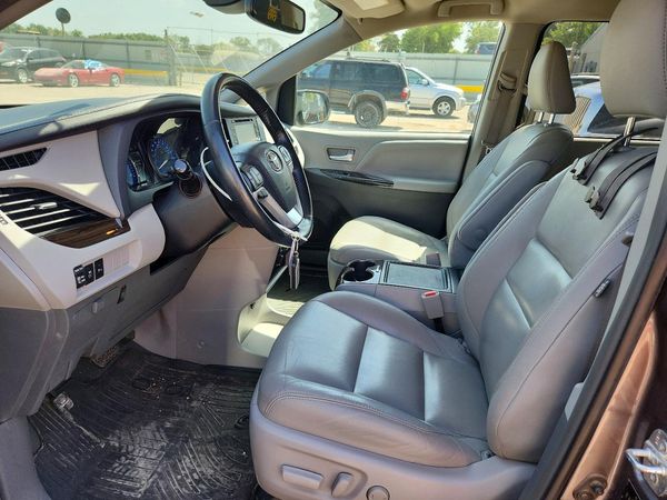 2019 TOYOTA SIENNA — DENT