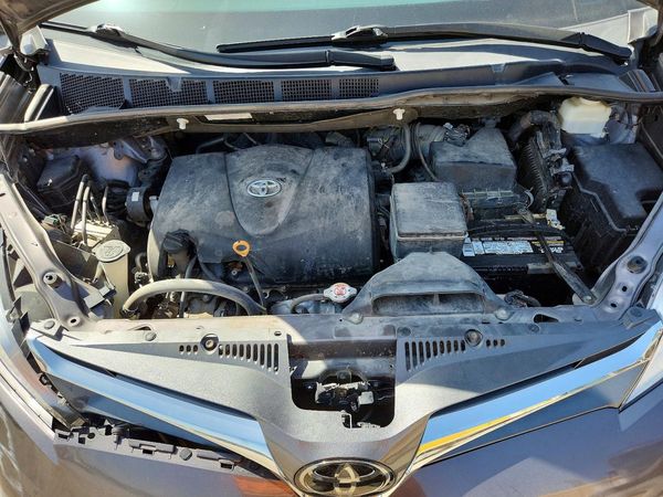2019 TOYOTA SIENNA — Engine bay