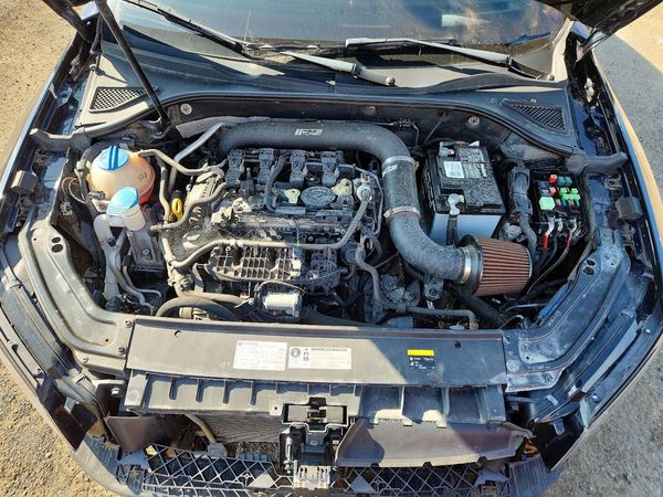 2017 VOLKSWAGEN PASSAT S — Engine bay