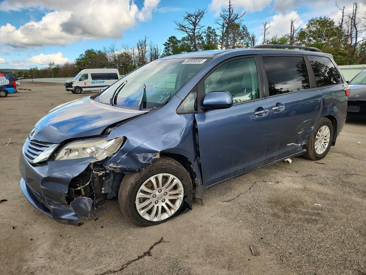 2017 TOYOTA SIENNA — Front 3/4