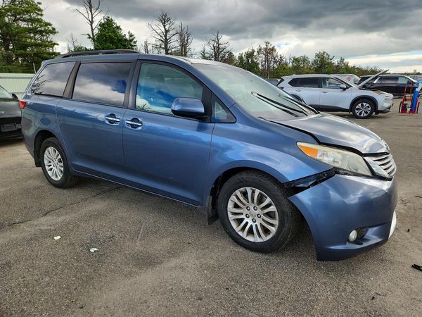2017 TOYOTA SIENNA — Passenger 3/4