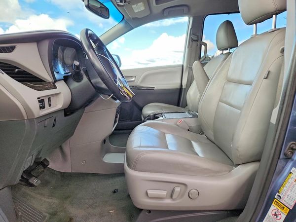 2017 TOYOTA SIENNA — DENT