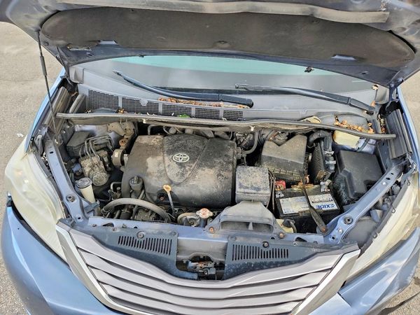 2017 TOYOTA SIENNA — Engine bay