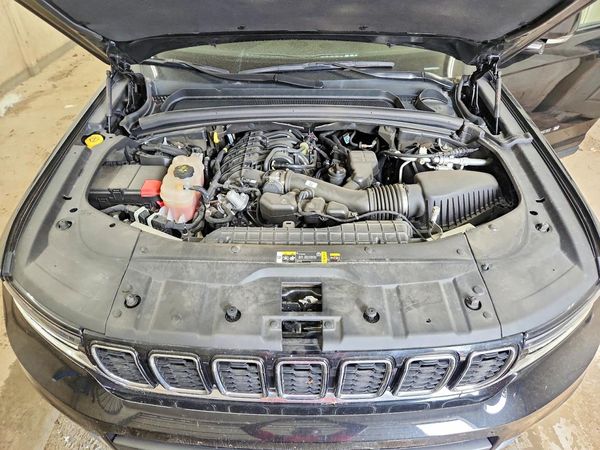 2023 JEEP GRAND CHEROKEE Limited — Engine bay