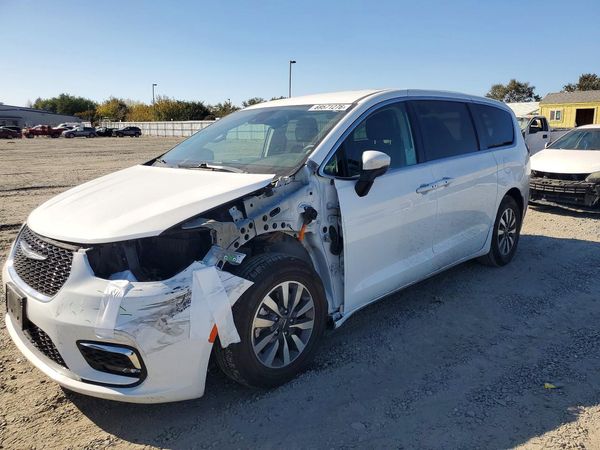 2023 CHRYSLER PACIFICA — DSFA — Front 3/4