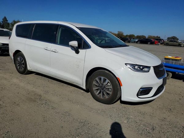 2023 CHRYSLER PACIFICA — Passenger 3/4