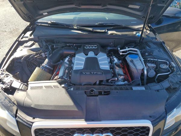 2012 AUDI S4 quattro Prestige — Engine bay