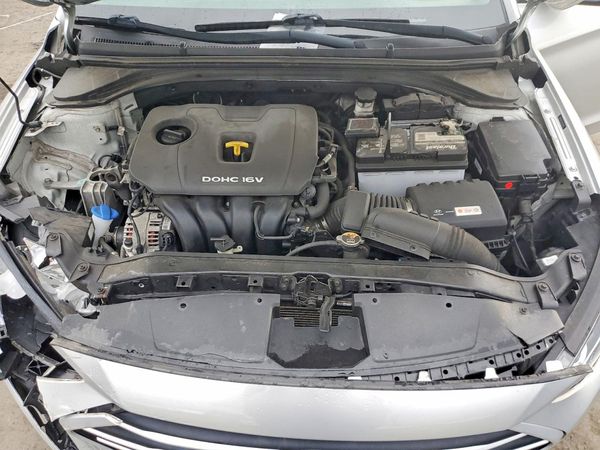 2018 HYUNDAI ELANTRA SE — Engine bay