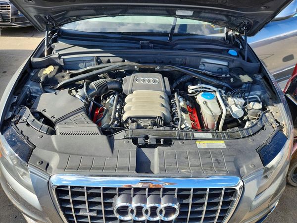 2012 AUDI Q5 Premium Plus — Engine bay