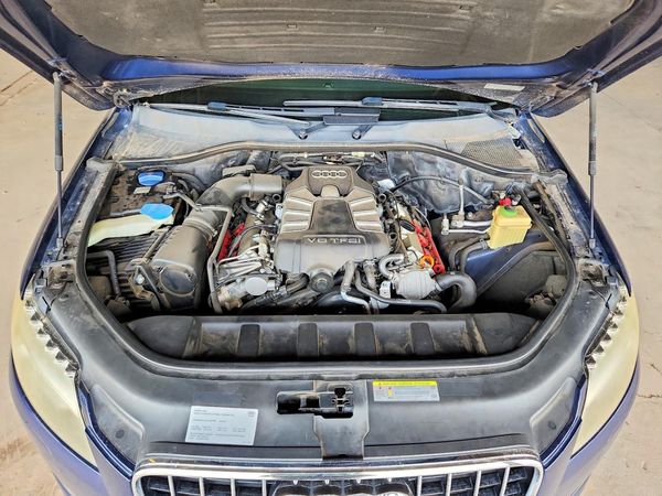 2012 AUDI Q7 Premium Plus — Engine bay
