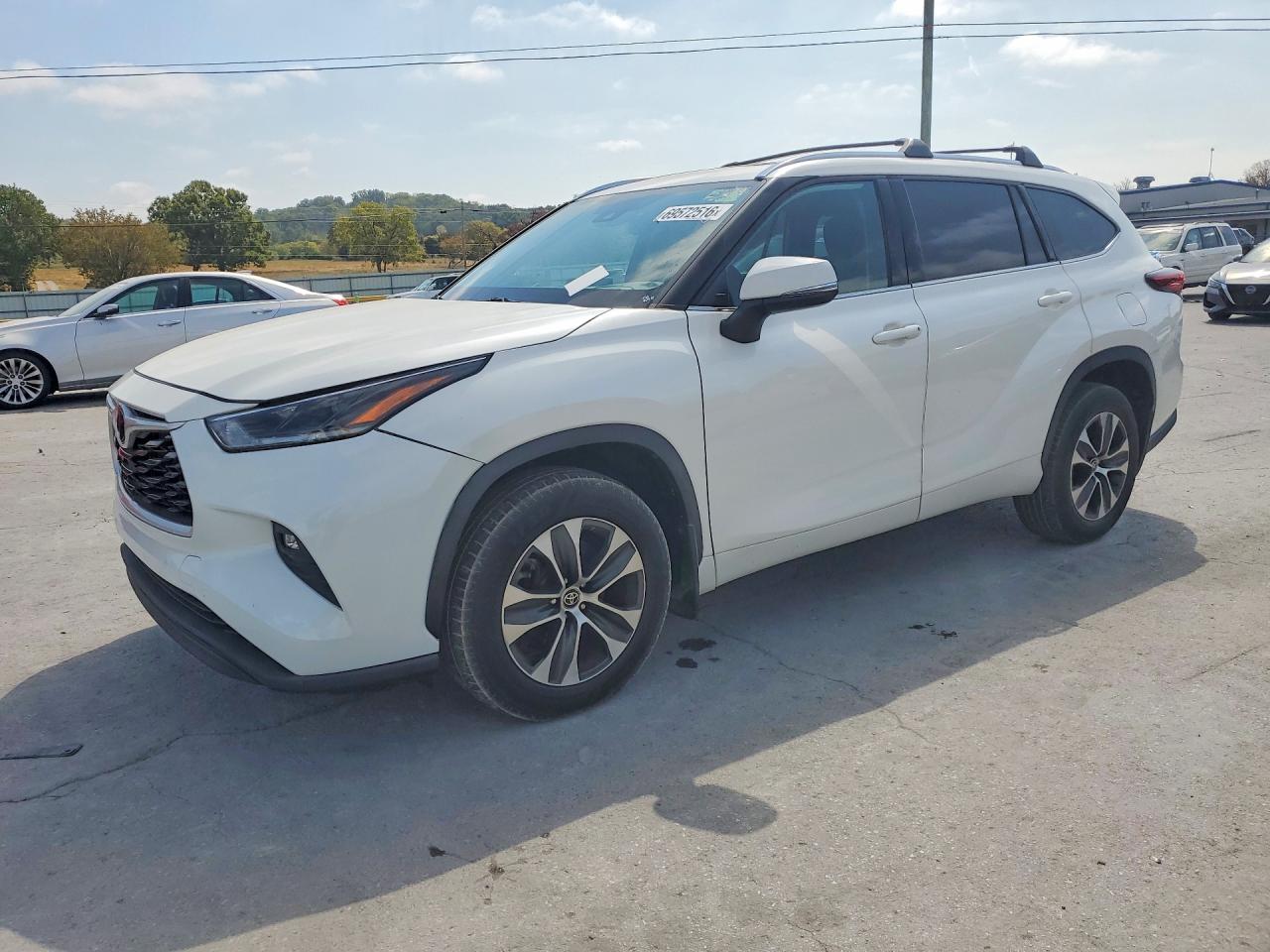 2021 TOYOTA HIGHLANDER XLE — Front 3/4