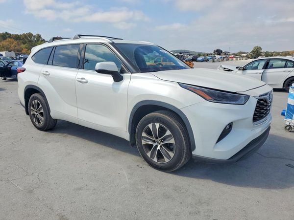 2021 TOYOTA HIGHLANDER XLE — Passenger 3/4