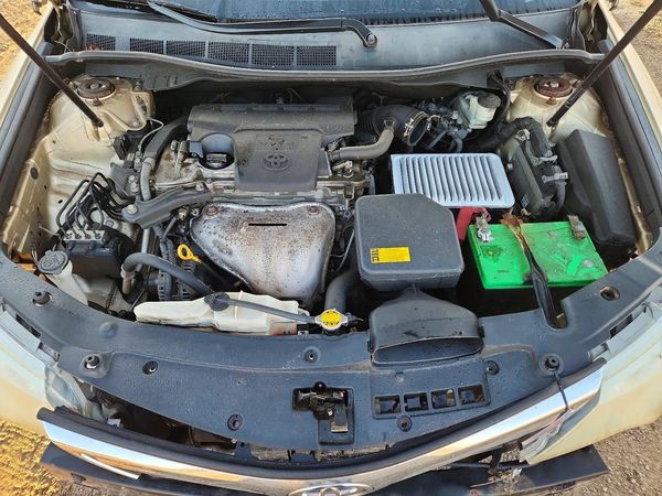 2012 TOYOTA CAMRY — Engine bay