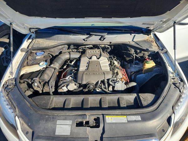 2013 AUDI Q7 Premium Plus — Engine bay