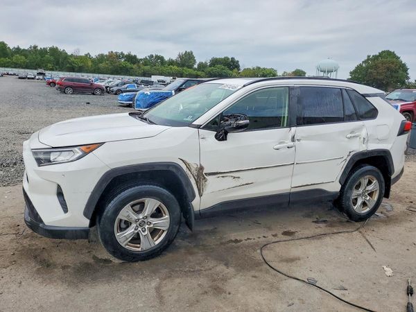 2019 TOYOTA RAV4 — Front 3/4