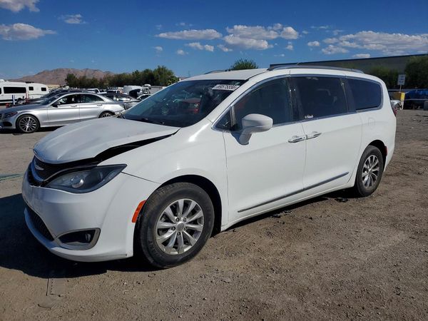 2019 CHRYSLER PACIFICA — Front 3/4