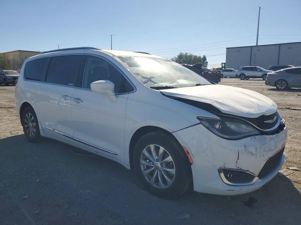 2019 CHRYSLER PACIFICA — Passenger 3/4