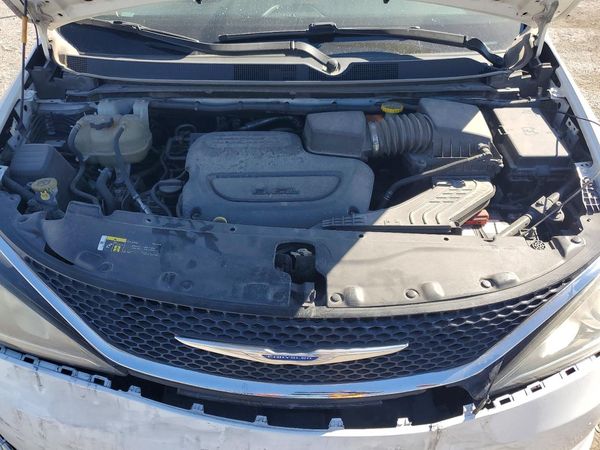 2019 CHRYSLER PACIFICA — Engine bay