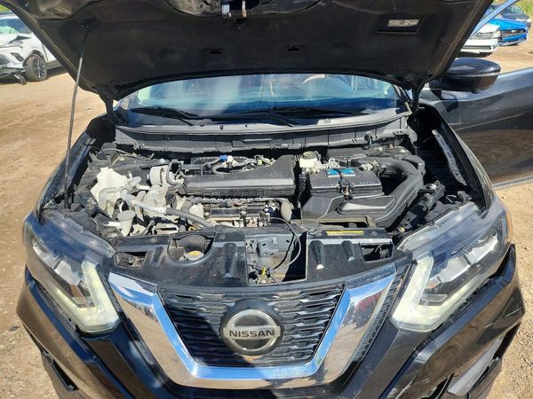 2018 NISSAN ROGUE — Engine bay
