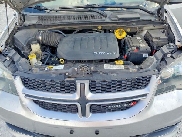 2017 DODGE GRAND CARAVAN GT — Engine bay