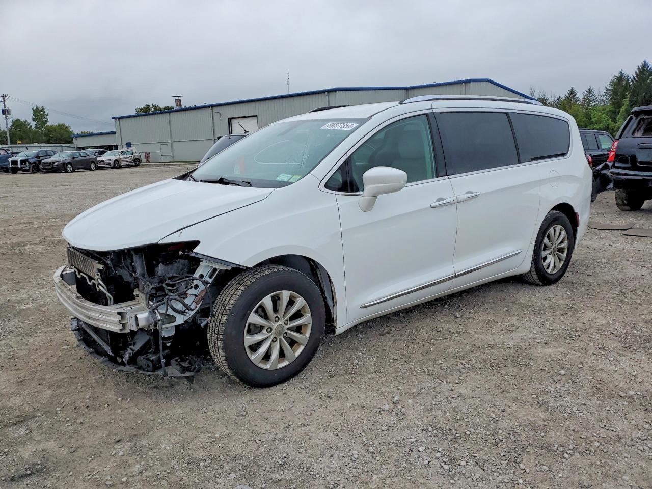 2019 CHRYSLER PACIFICA Touring L — Front 3/4