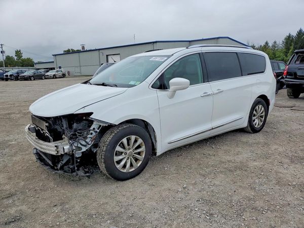 2019 CHRYSLER PACIFICA — DSFA — Front 3/4