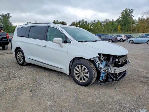 2019 CHRYSLER PACIFICA Touring L — Passenger 3/4