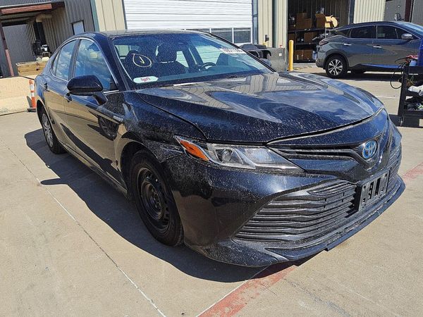 2019 TOYOTA CAMRY LE Hybrid — Passenger 3/4