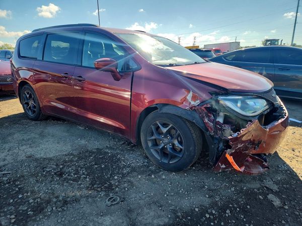 2019 CHRYSLER PACIFICA Touring L Plus — Passenger 3/4