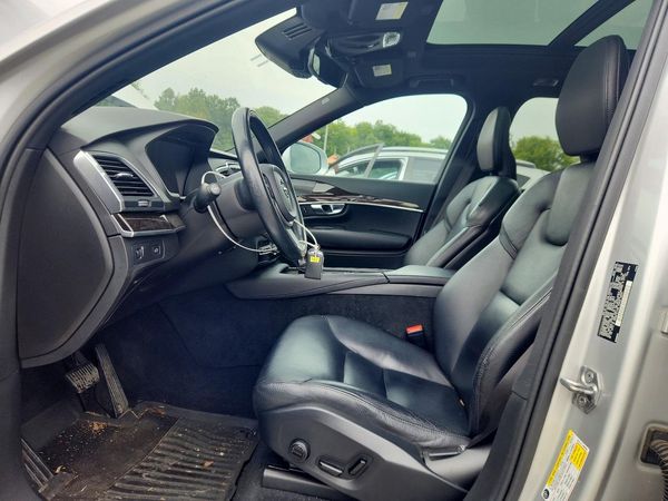 2019 VOLVO XC90 Momentum — DENT