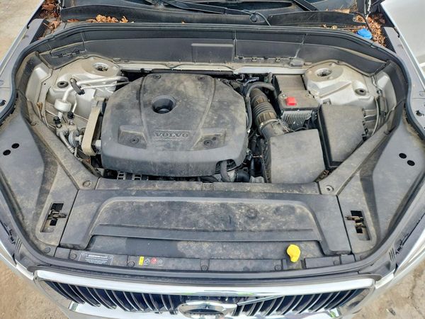2019 VOLVO XC90 Momentum — Engine bay