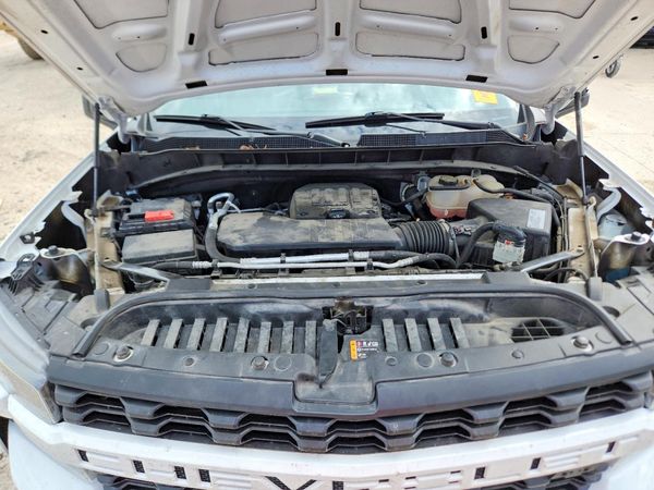 2021 CHEVROLET SILVERADO Custom — Engine bay