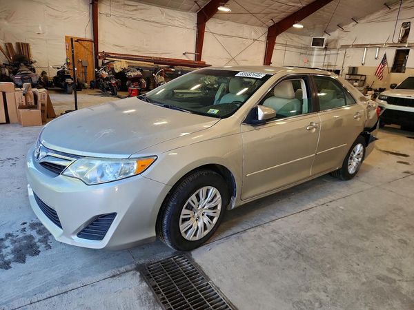 2014 TOYOTA CAMRY — Front 3/4