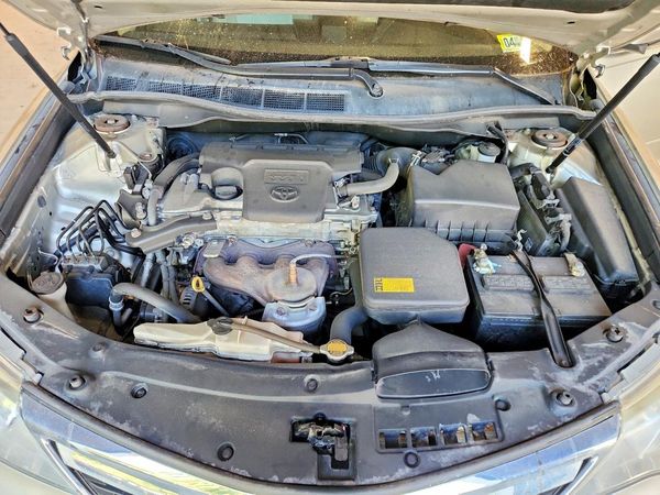 2014 TOYOTA CAMRY — Engine bay
