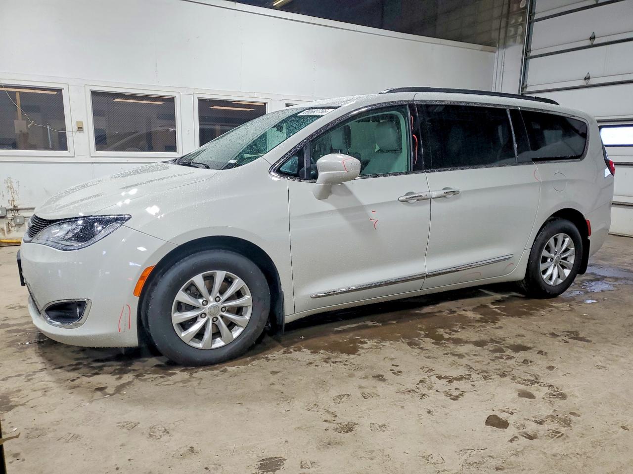 2017 CHRYSLER PACIFICA — Front 3/4