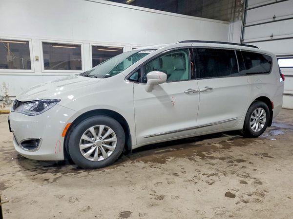 2017 CHRYSLER PACIFICA — Front 3/4