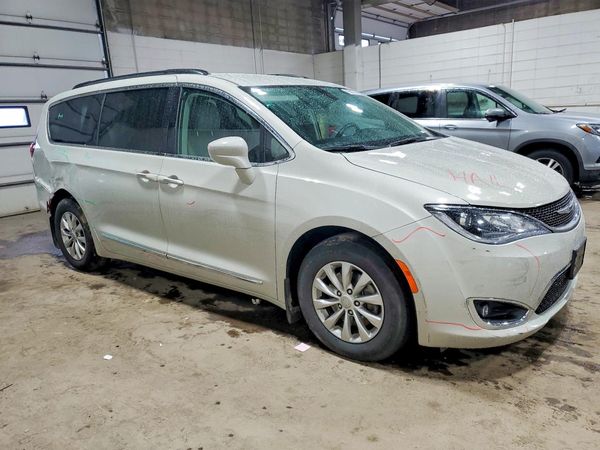 2017 CHRYSLER PACIFICA — Passenger 3/4