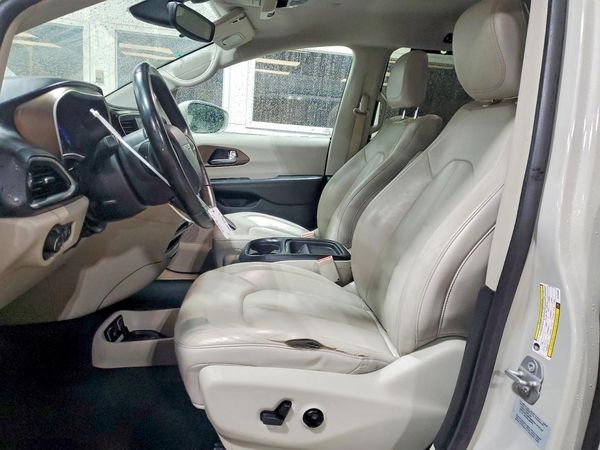 2017 CHRYSLER PACIFICA — DENT