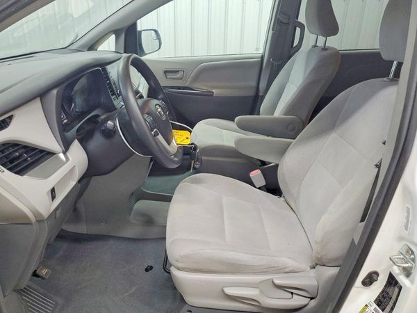 2019 TOYOTA SIENNA L — DENT