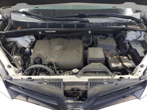 2019 TOYOTA SIENNA L — Engine bay