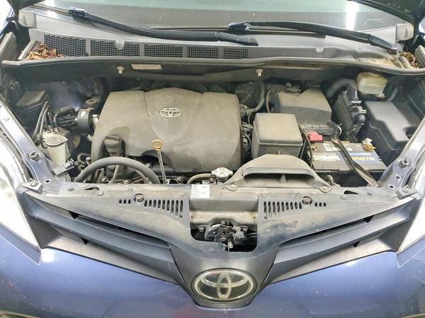 2019 TOYOTA SIENNA L — Engine bay